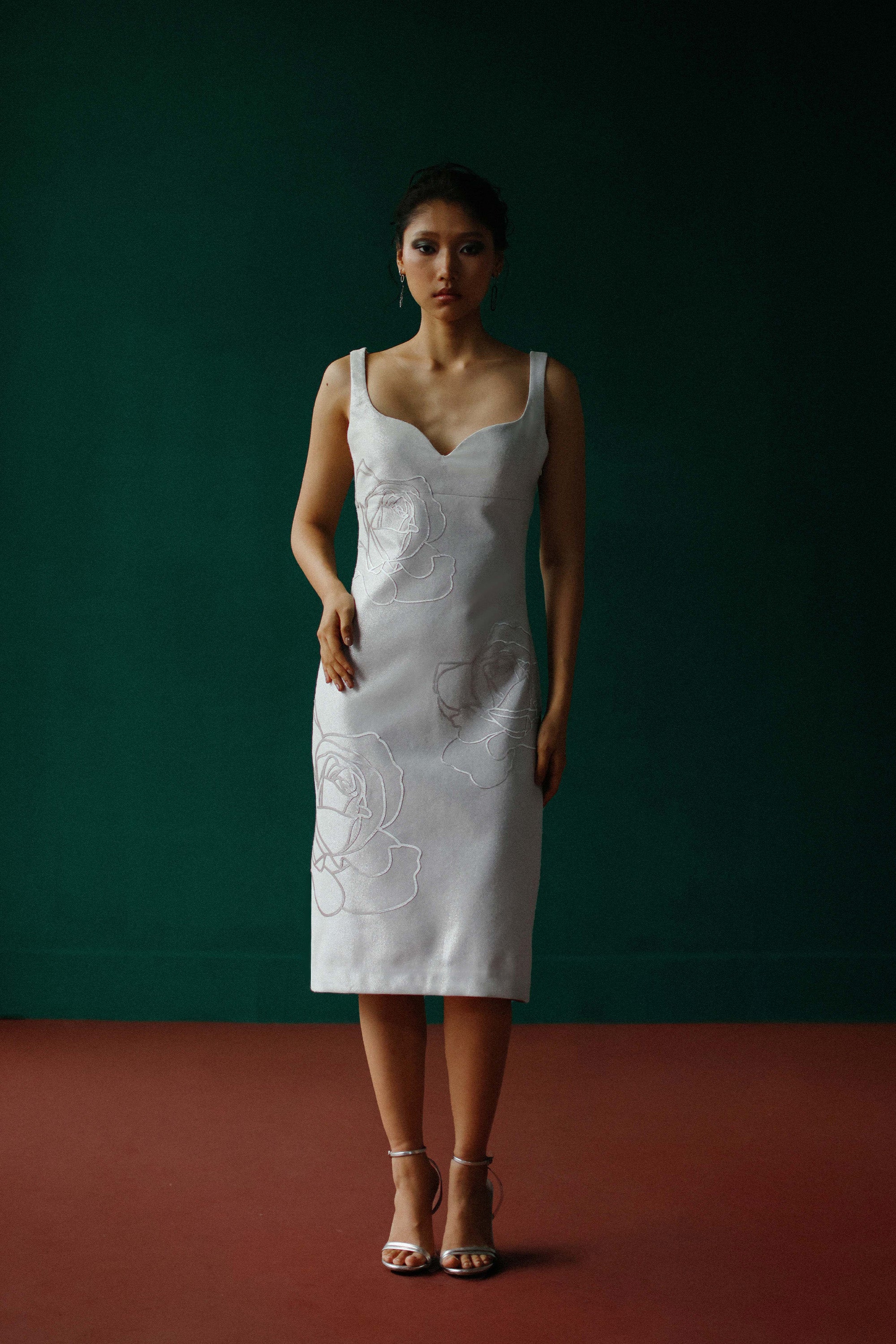 Sweet heart necklined dress with embossed metallic roses
