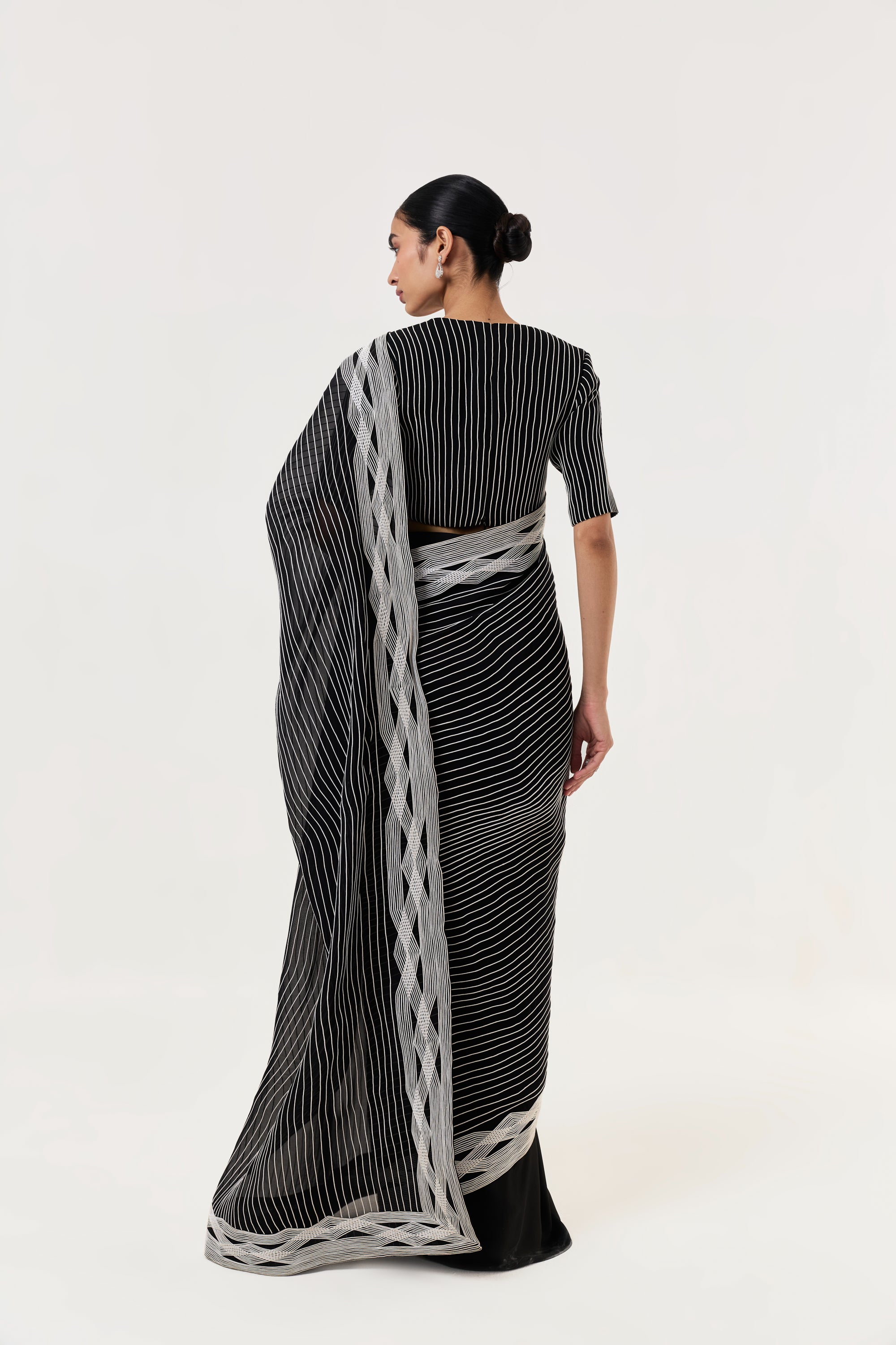 Entwined Corded Saree with Striped Pallu - Black & White