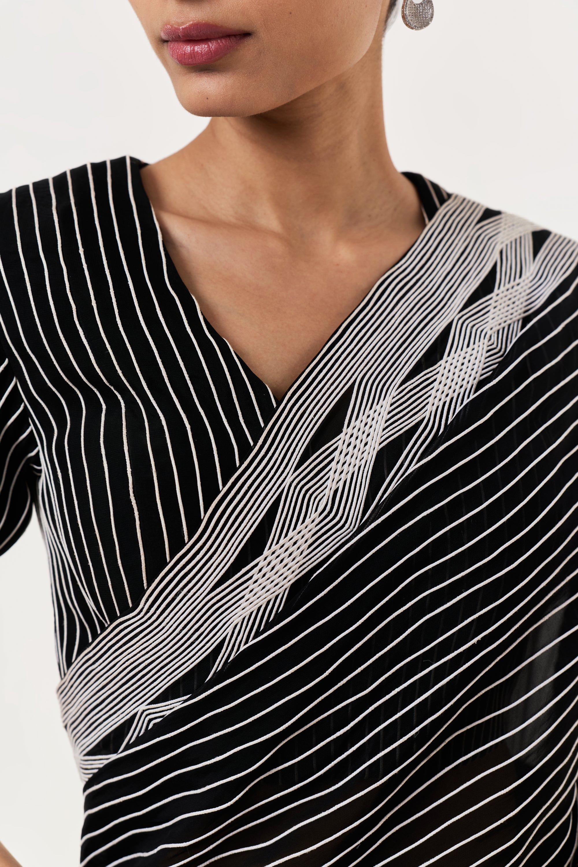 Entwined Corded Saree with Striped Pallu - Black & White