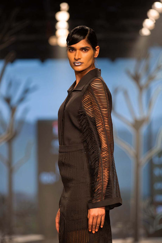Shirt with swivelled sleeves
